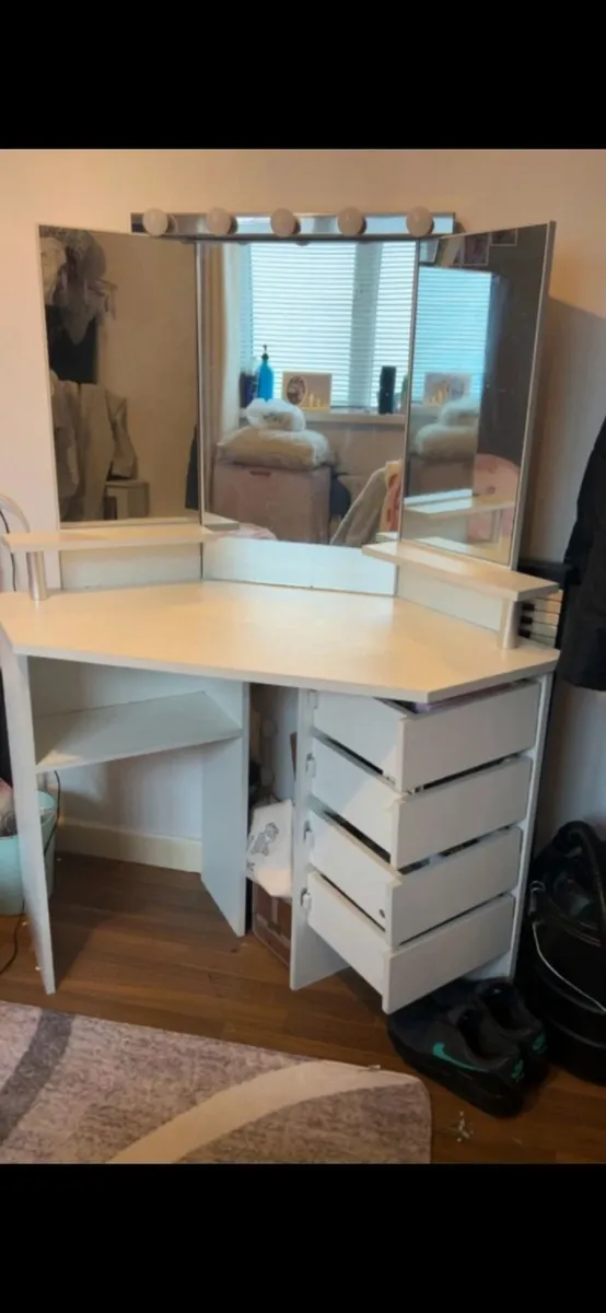 Vanity table - Image 1