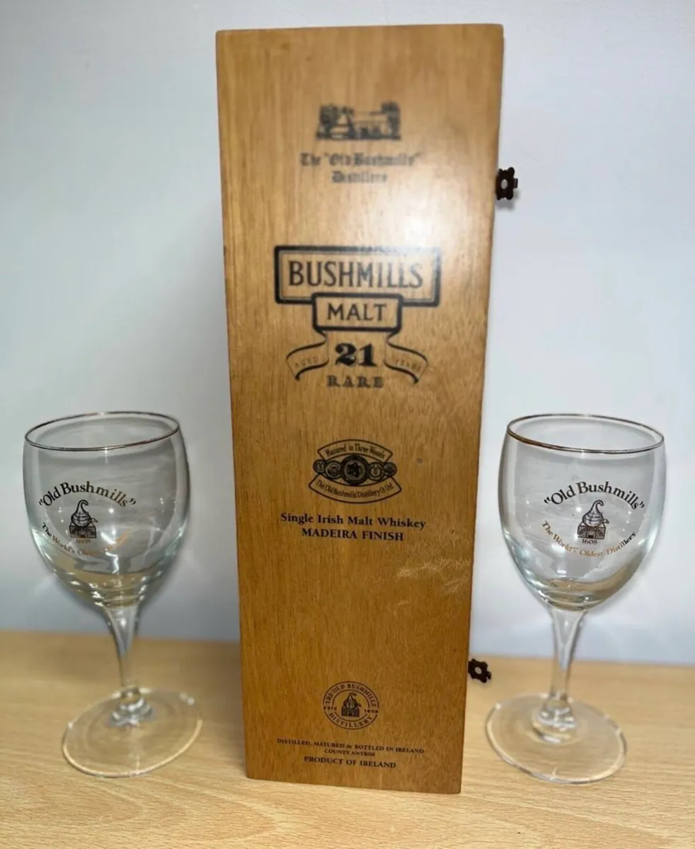 Bush Whiskey Case and two Vintage glasses - Image 1
