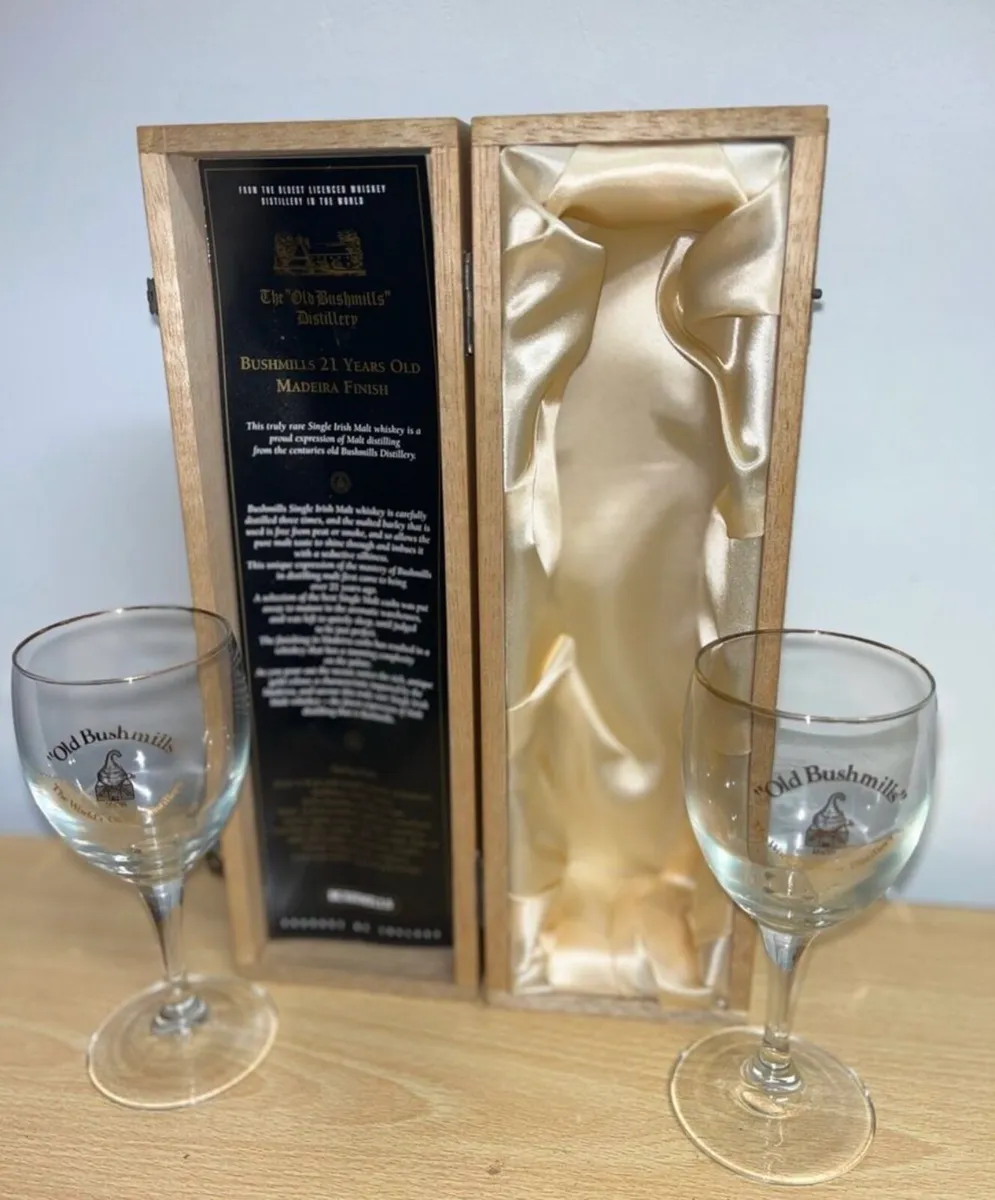 Bush Whiskey Case and two Vintage glasses - Image 2