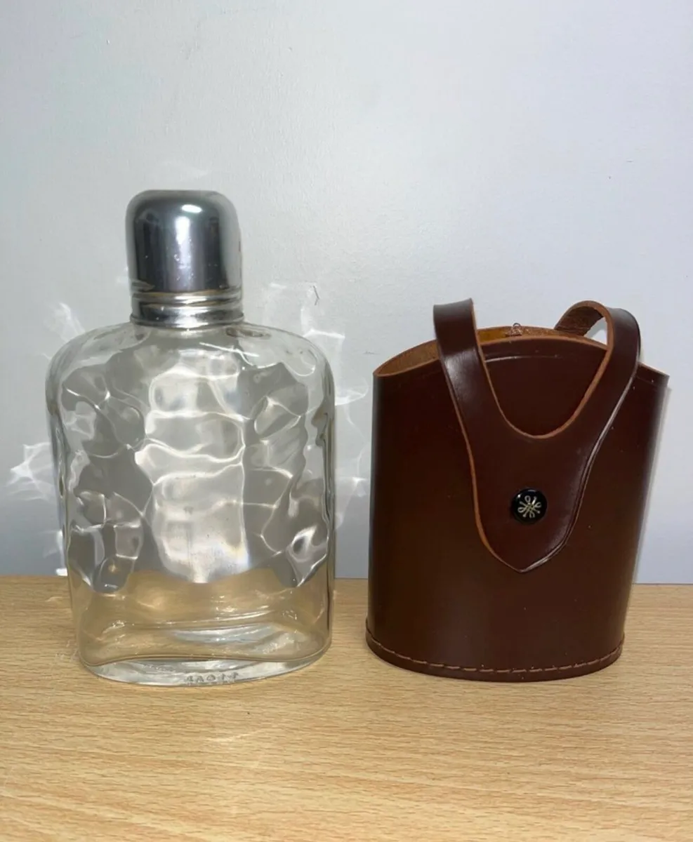 Whisky flask in leather case - Image 1
