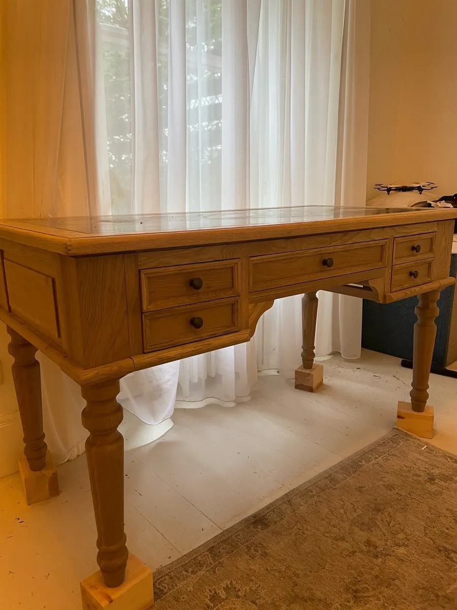 Solid oak desk with marble inset top - Image 3