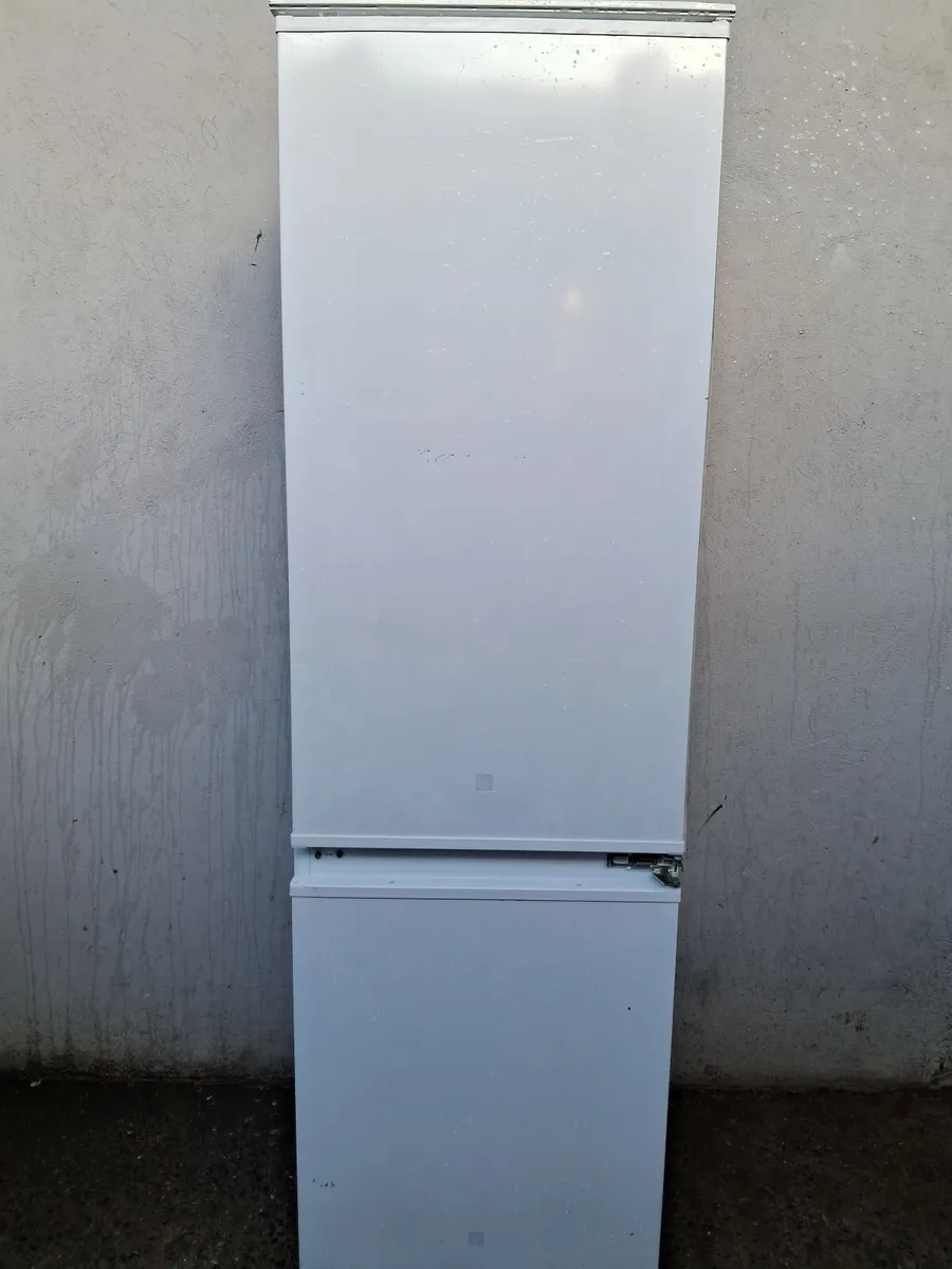 0874085106 INTEGRETED FRIDGE AND FREEZER