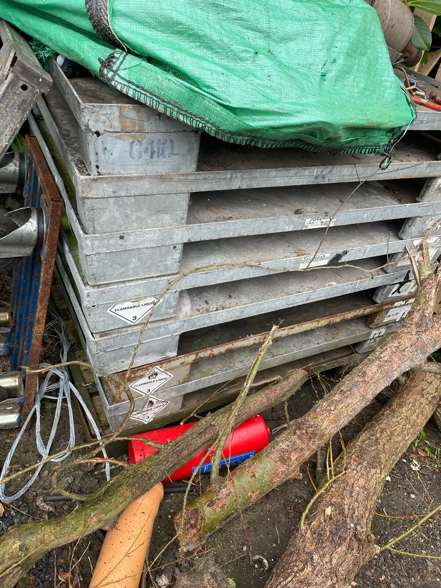 8 Steel pallets - Image 1