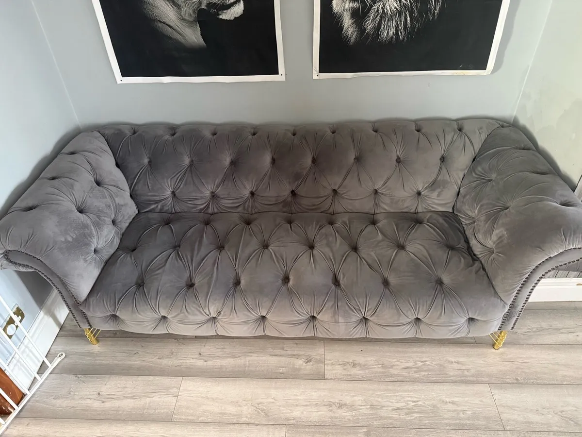 Grey velvet Chesterfield - Image 4