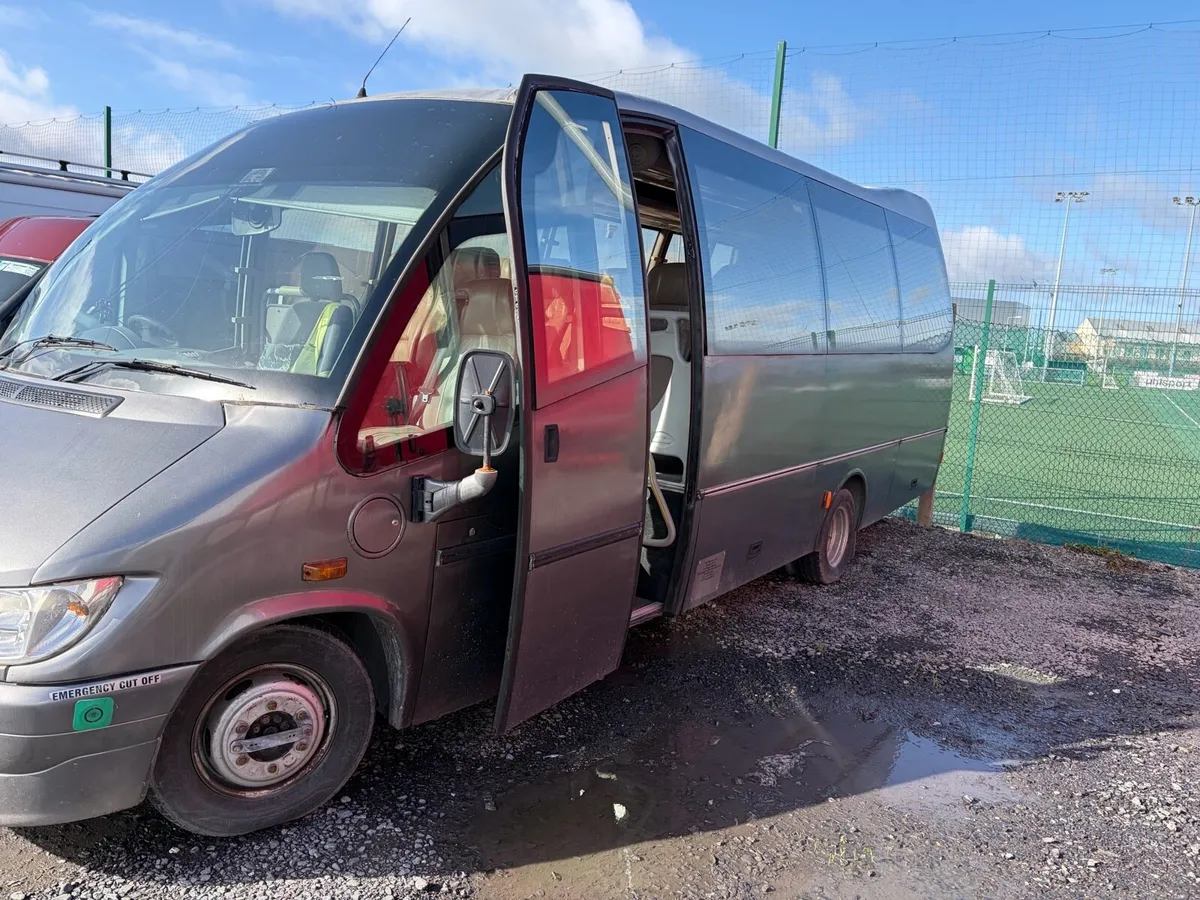 2006 Mercedes riada 24 seater with leather - Image 2