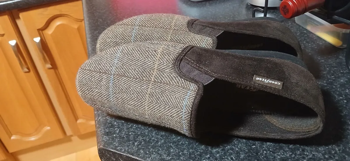 Gents new Slippers size 11 - Image 2