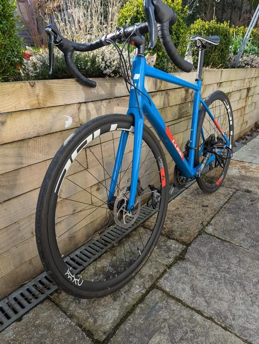 Cube Attain Road Bike 56cm - Image 3