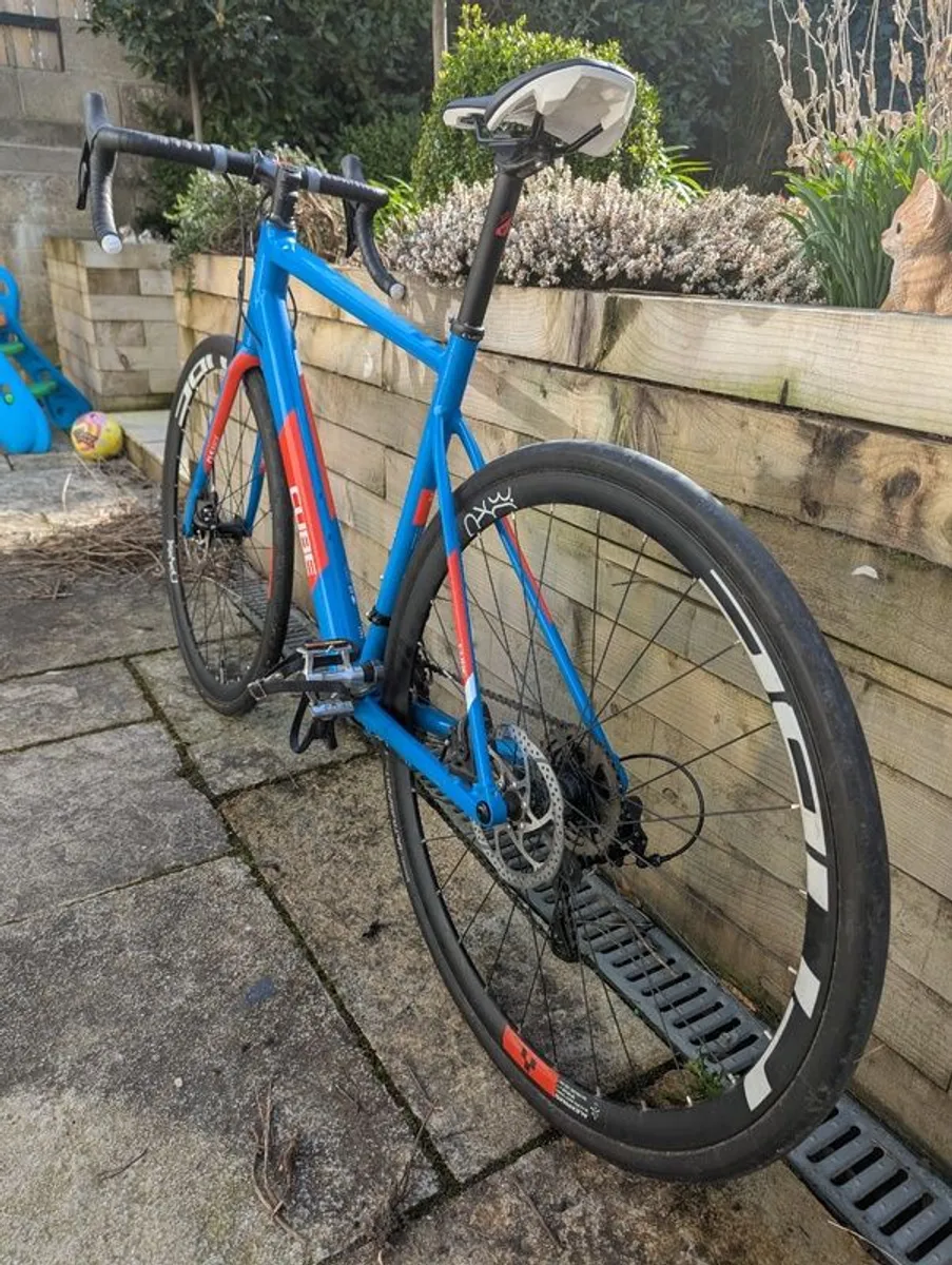 Cube Attain Road Bike 56cm - Image 4