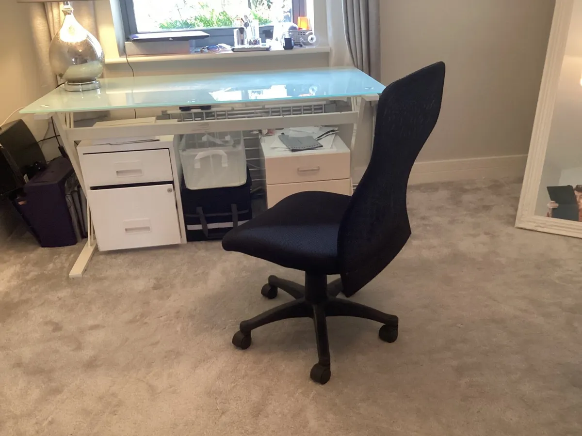 Desk with office chair - Image 2