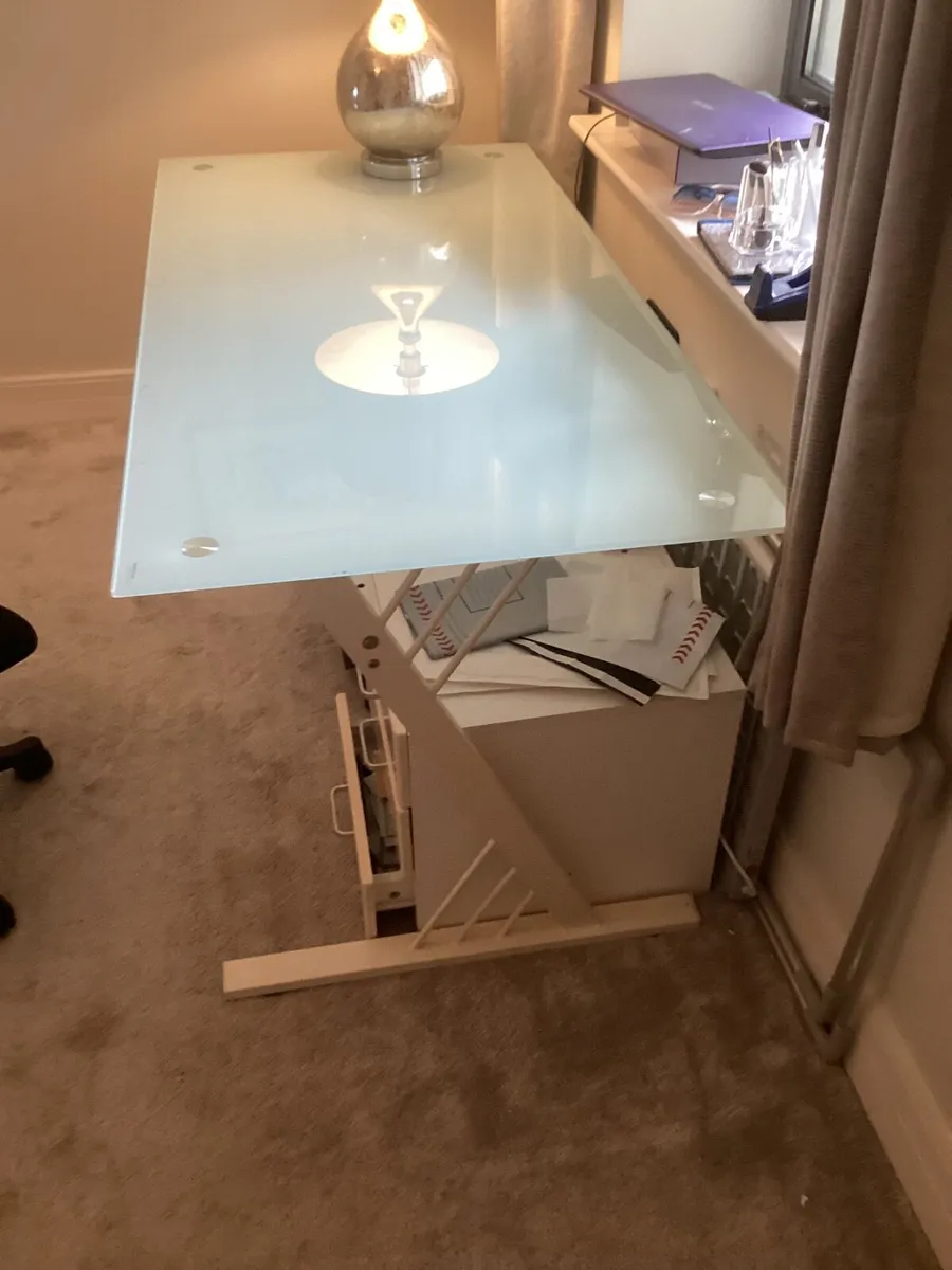 Desk with office chair - Image 1