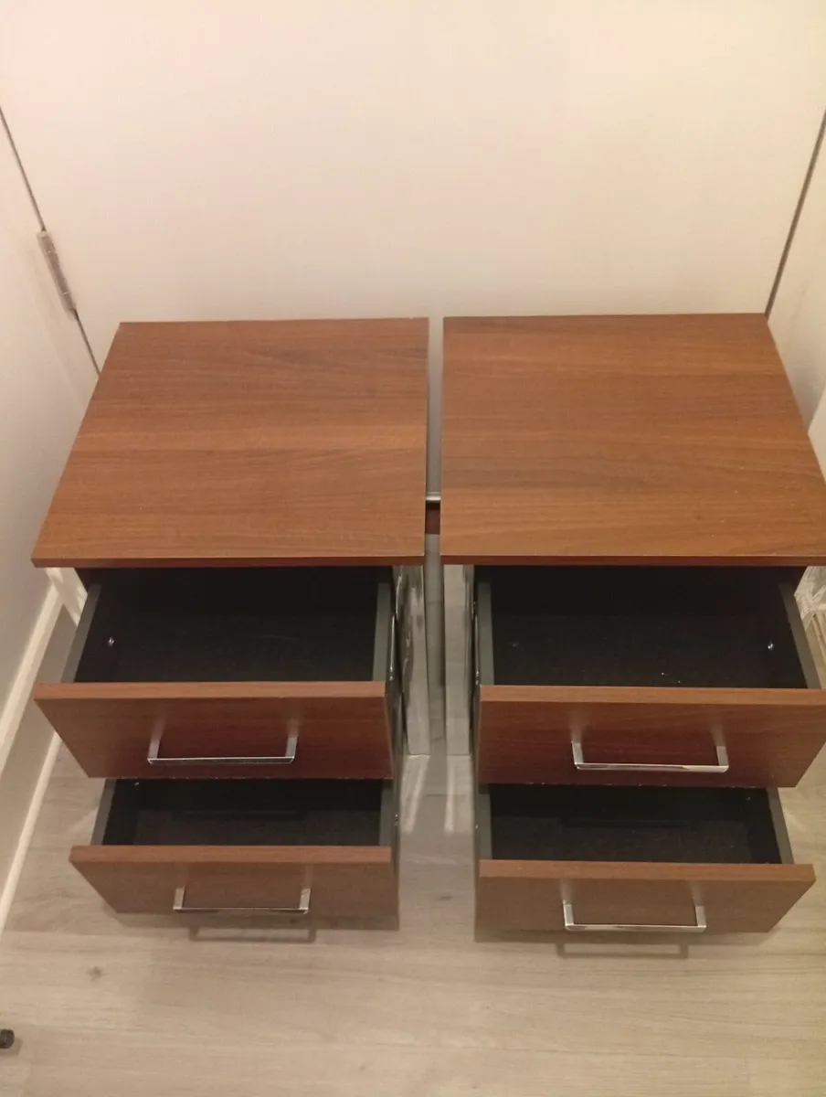 Modern quality Sturdy pair of bedside lockers - Image 3