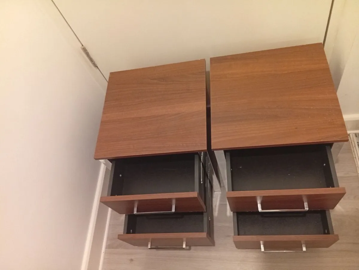 Modern quality Sturdy pair of bedside lockers - Image 4