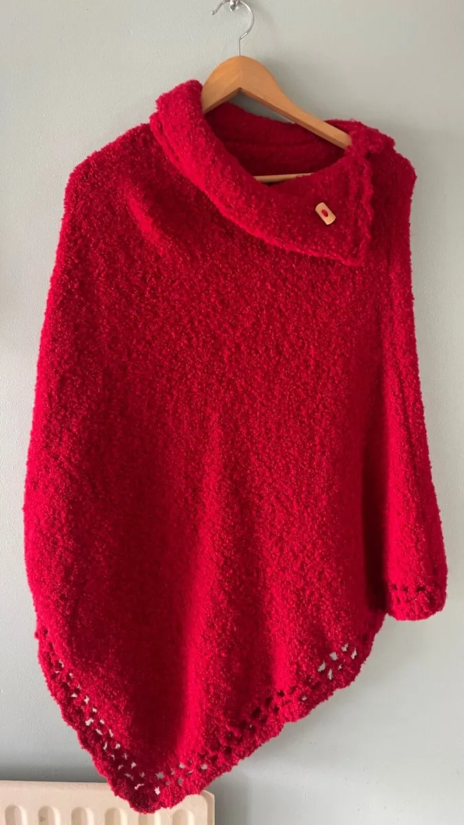 Red cape - Image 1