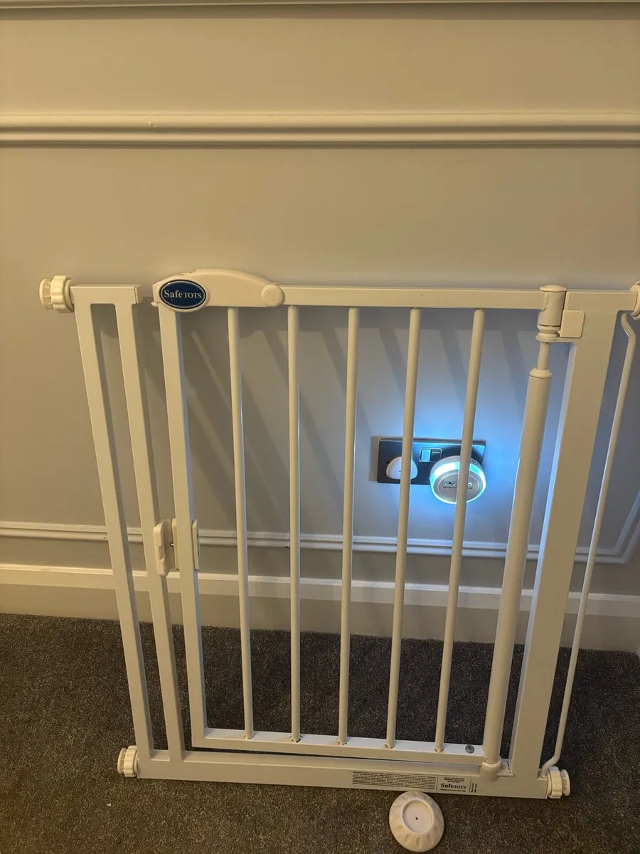 Safetots baby safety gate - Image 1