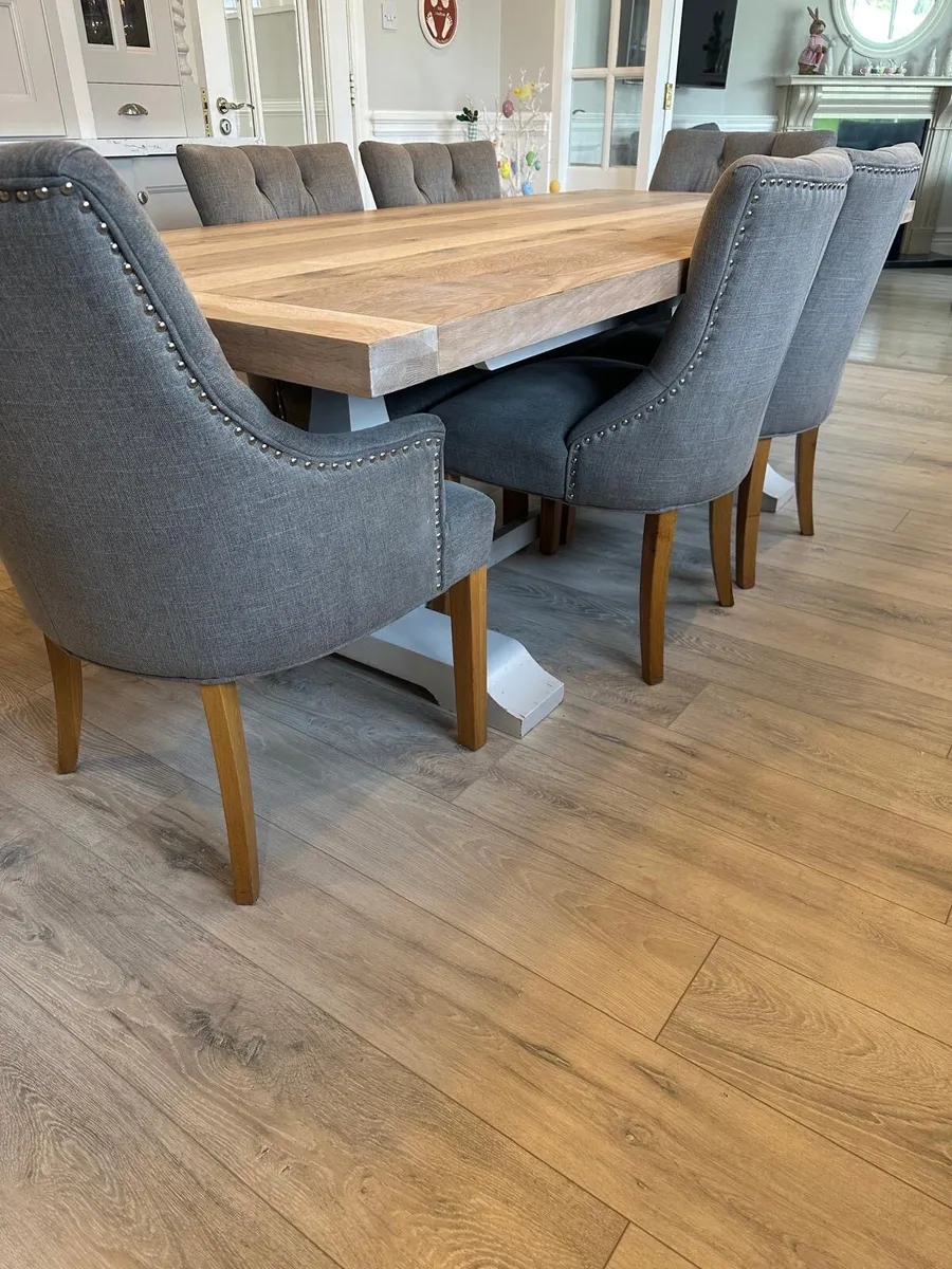 Extendable table and chairs - Image 2