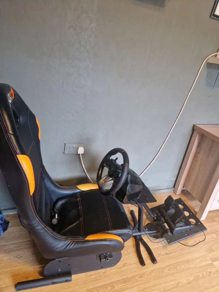 Gaming wheel and chair - Image 1