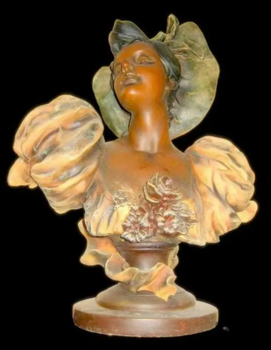 Substantial Vintage Bust 'Libellule' - Image 1