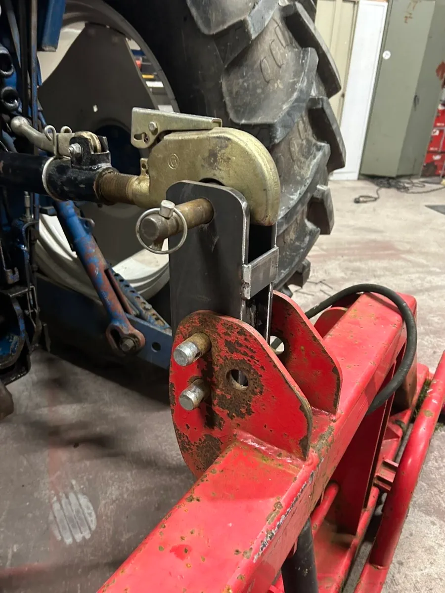 Nugent bale lifter adapter - Image 1