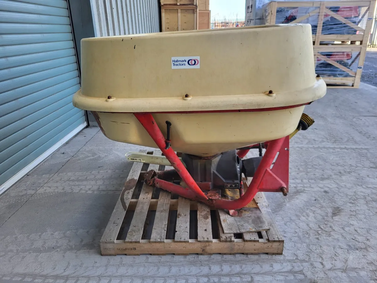 Used Vicon 1154 Wagtail Fertiliser Spreader - Image 3