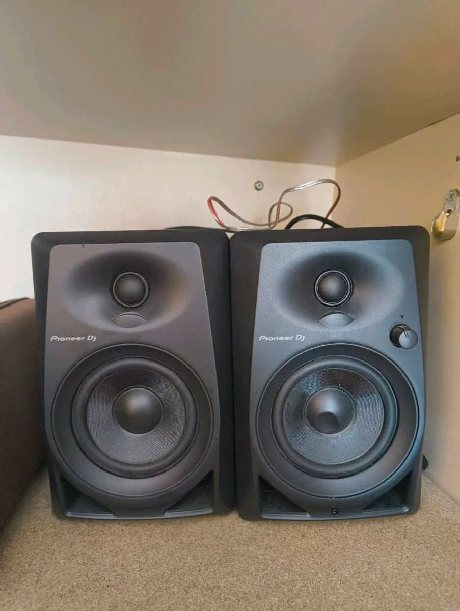 Pioneer DDJ400 Decks With Monitors & Cables - Image 3