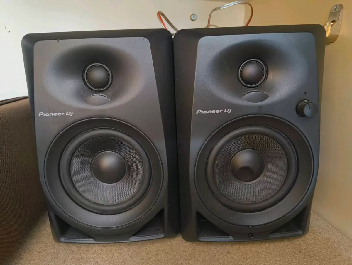 Pioneer DDJ400 Decks With Monitors & Cables - Image 4