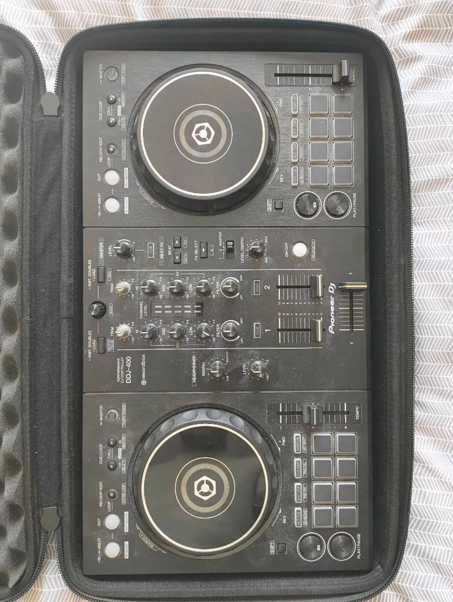 Pioneer DDJ400 Decks With Monitors & Cables - Image 1