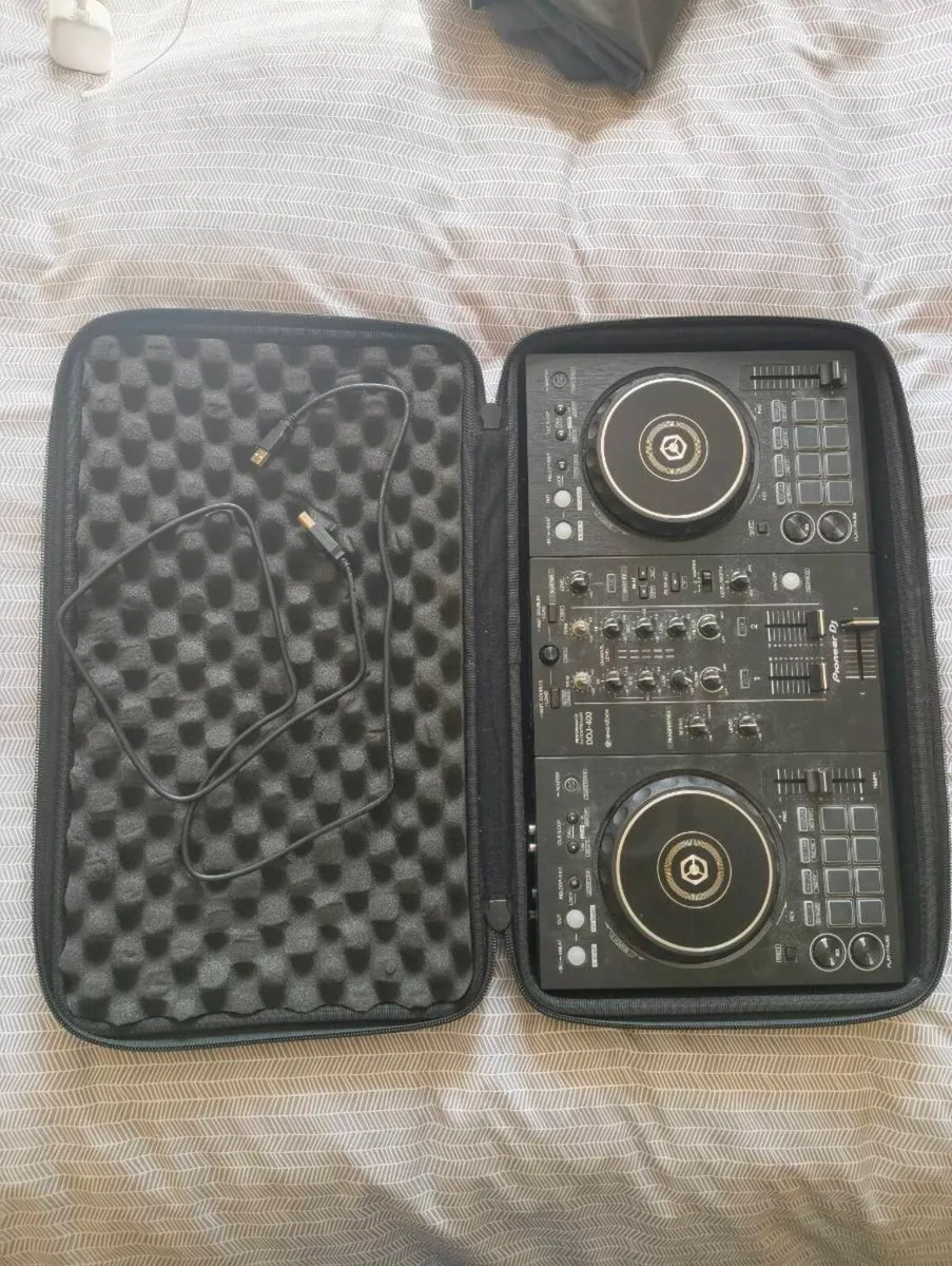 Pioneer DDJ400 Decks With Monitors & Cables - Image 2