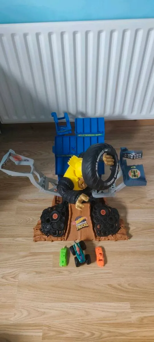 Hot Wheels Mega Wrex Vs Crushzilla Takedown - Image 1