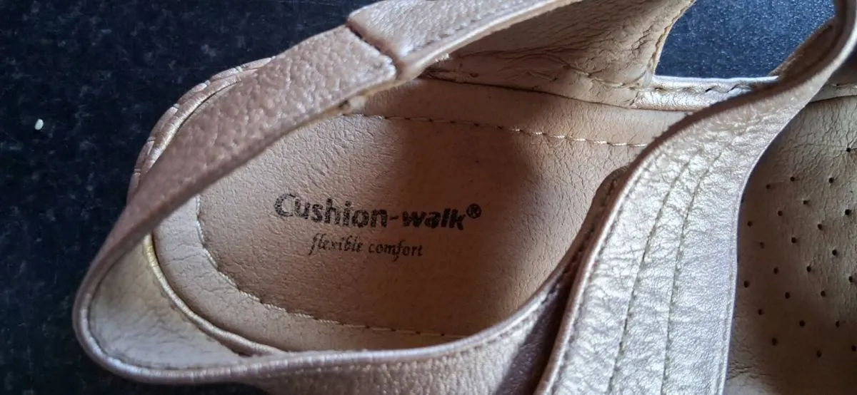 Ladies cushion walk Sandals size 6 - Image 3