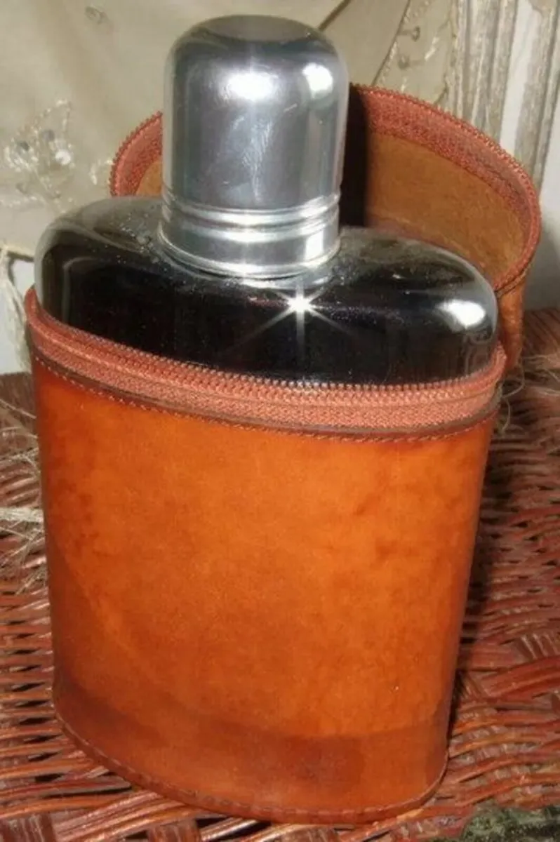 Vintage Harrods Hip flask & Leather Case - Image 3