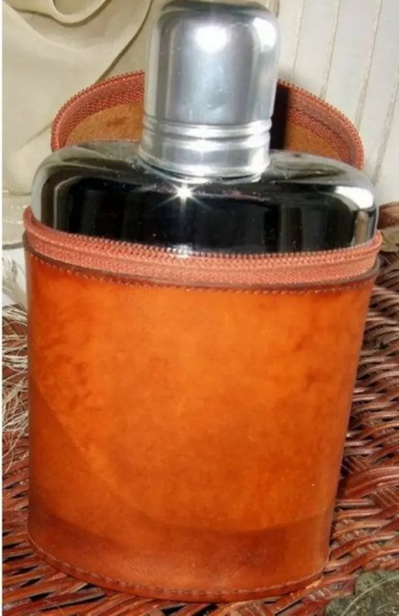 Vintage Harrods Hip flask & Leather Case - Image 4