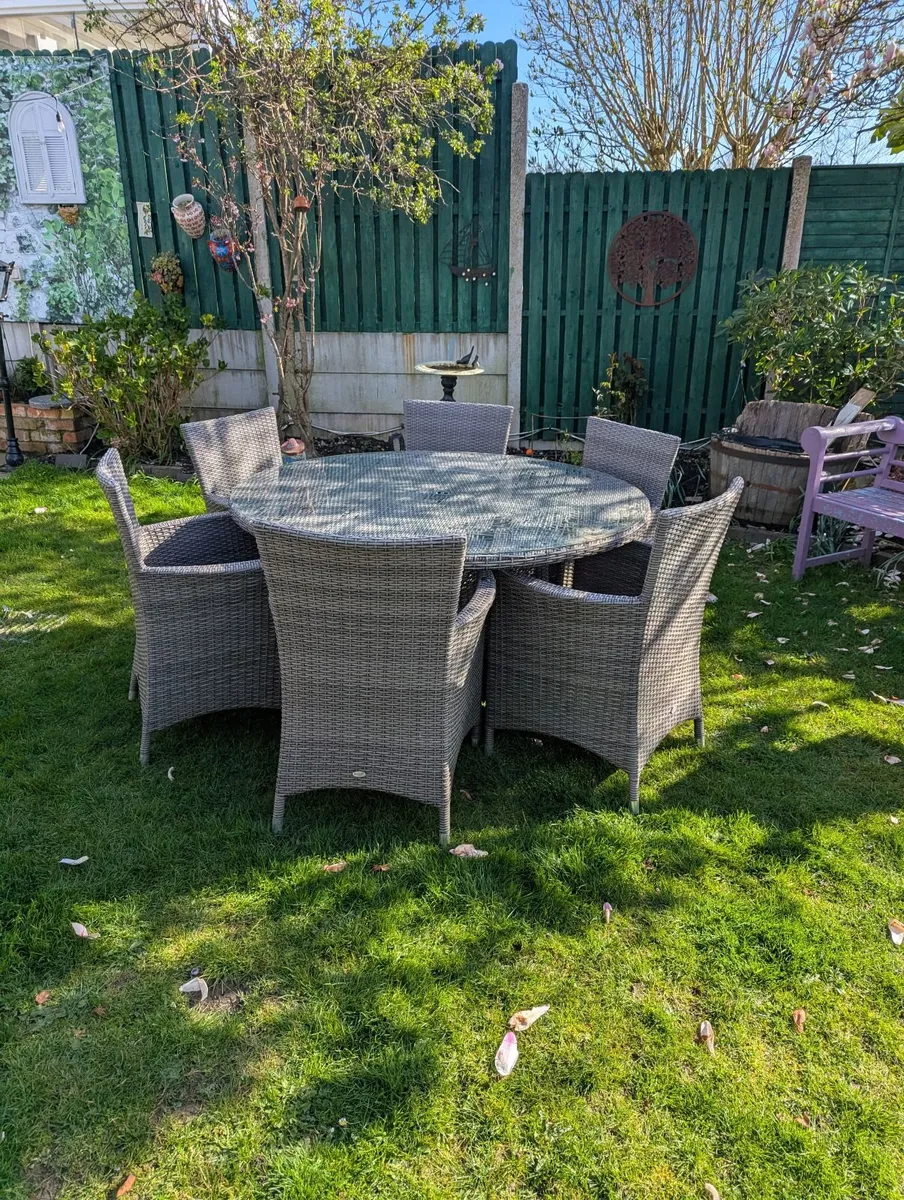 Rattan 6 seater table and chairs - Image 2