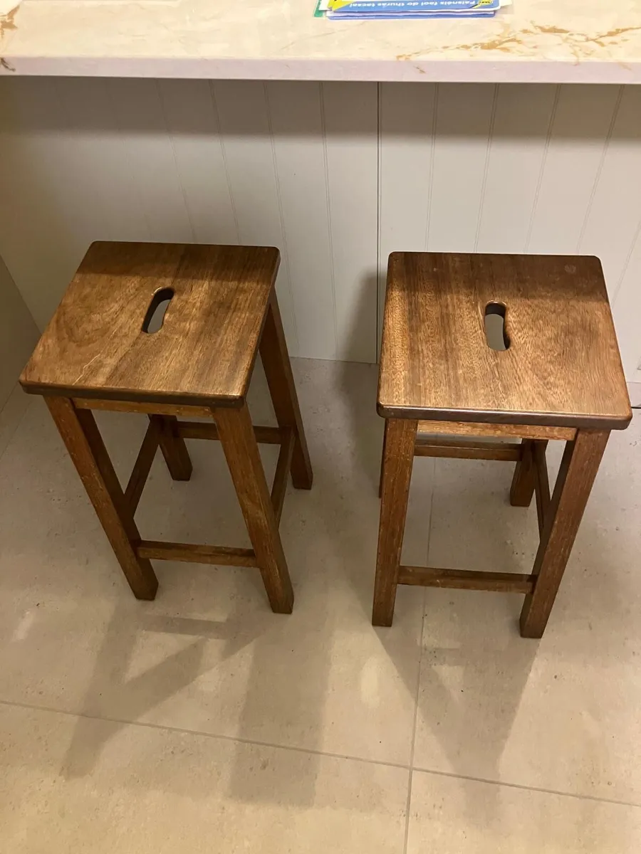 2 x high stools