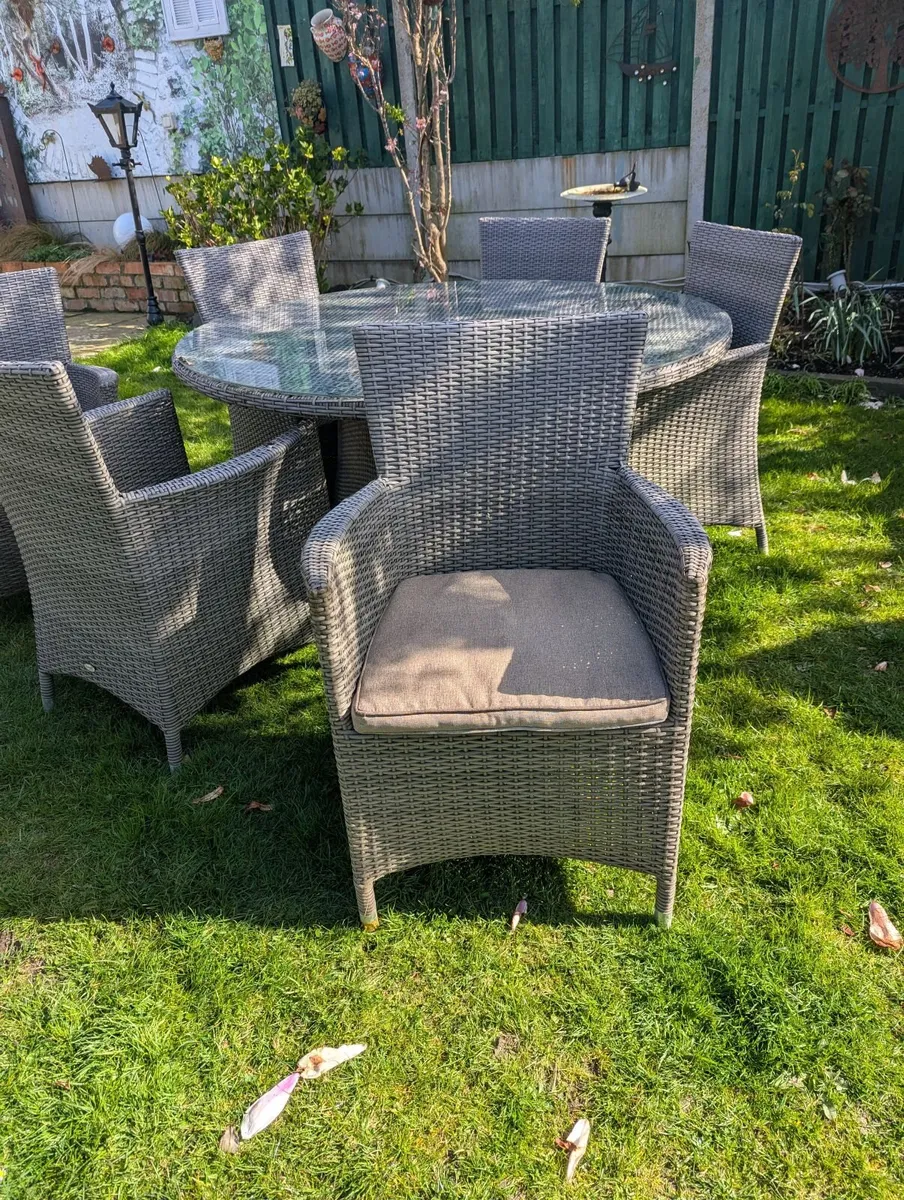 Rattan 6 seater table and chairs - Image 3