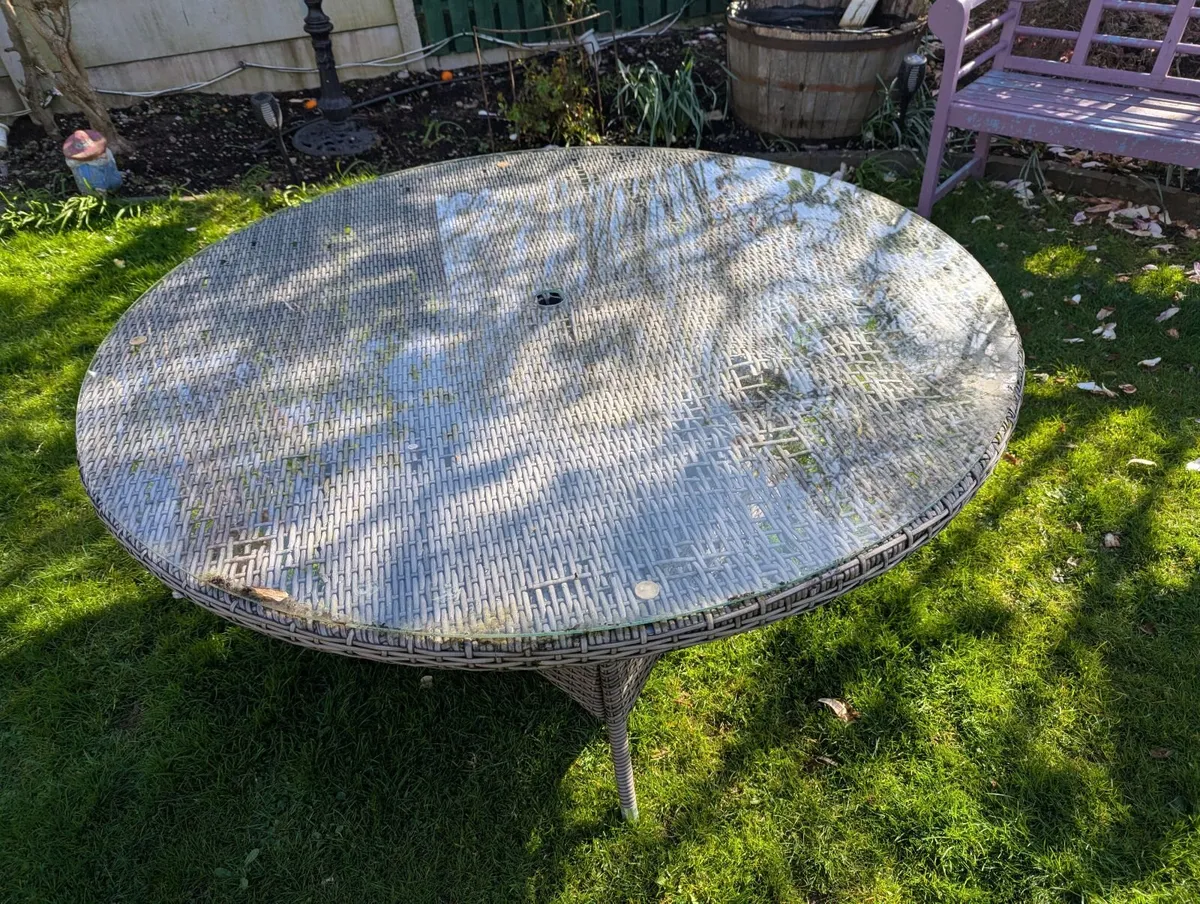 Rattan 6 seater table and chairs - Image 4