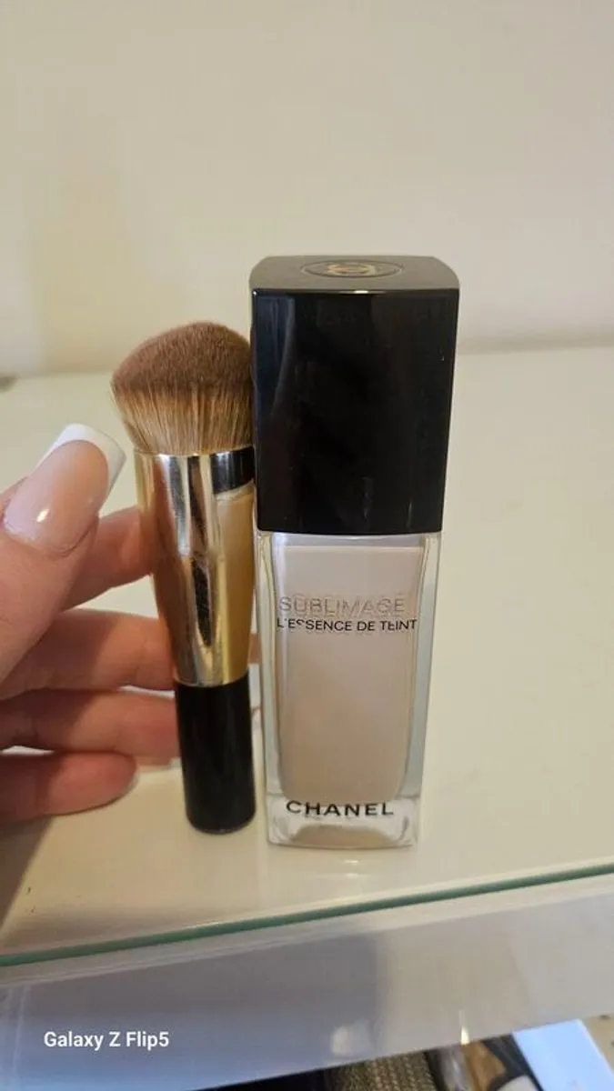 chanel sublimage foundation & brush - Image 1