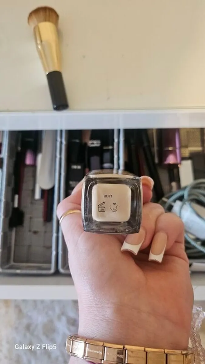 chanel sublimage foundation & brush - Image 2