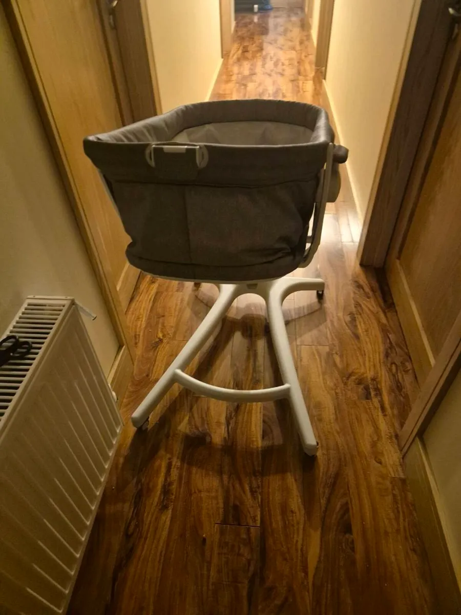 Chicco  baby 4 in 1 chair and cot crib - Image 2