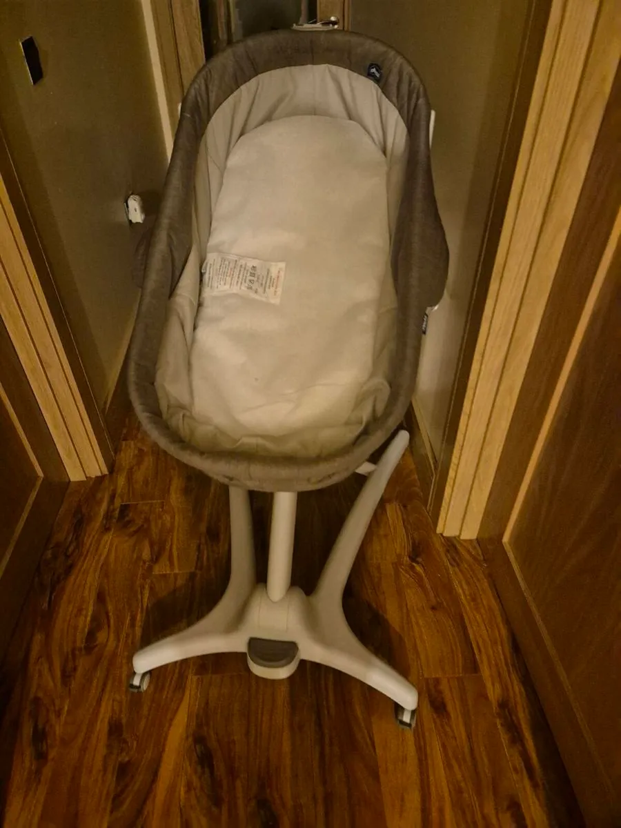 Chicco  baby 4 in 1 chair and cot crib - Image 3