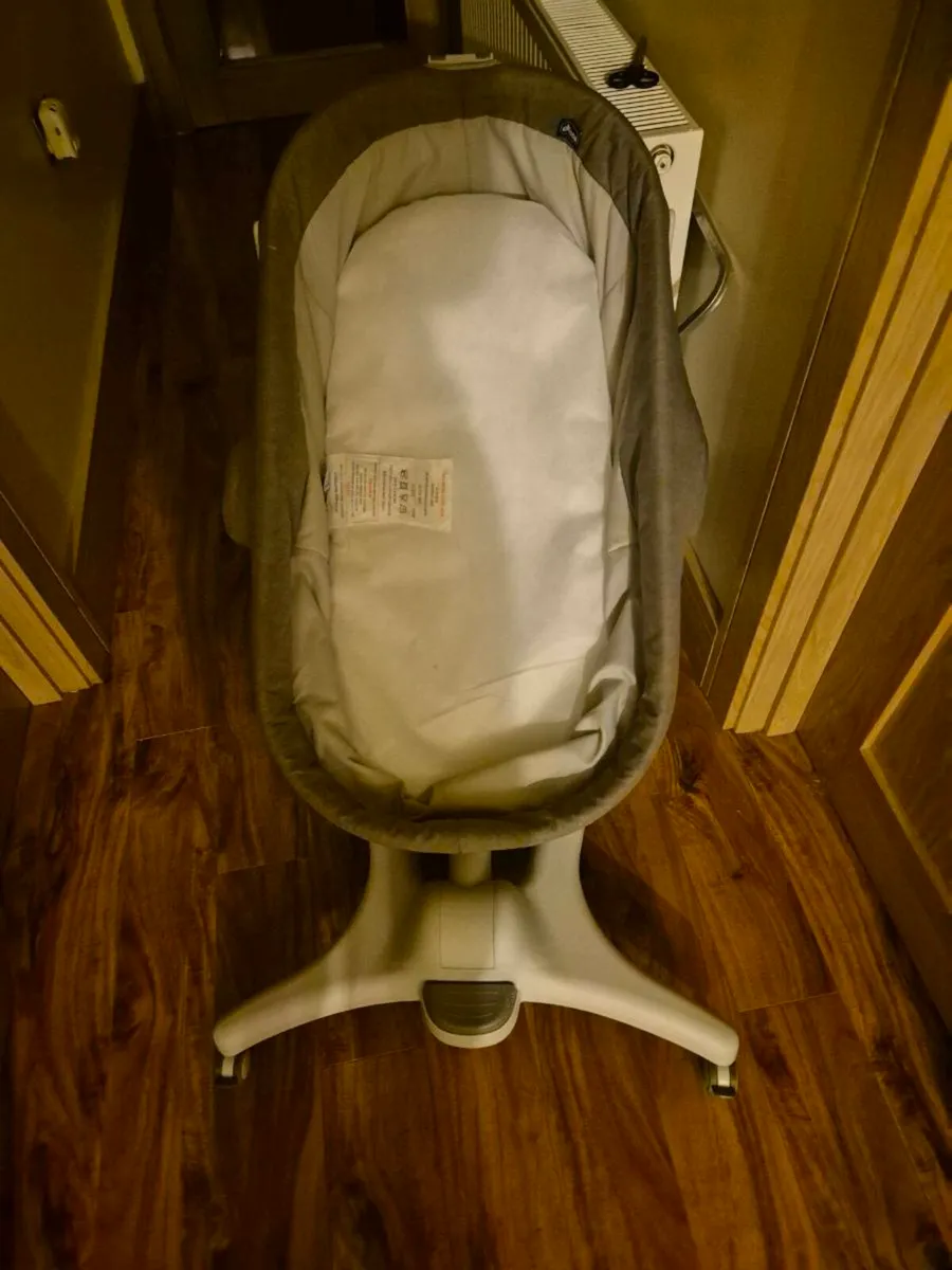 Chicco  baby 4 in 1 chair and cot crib - Image 4