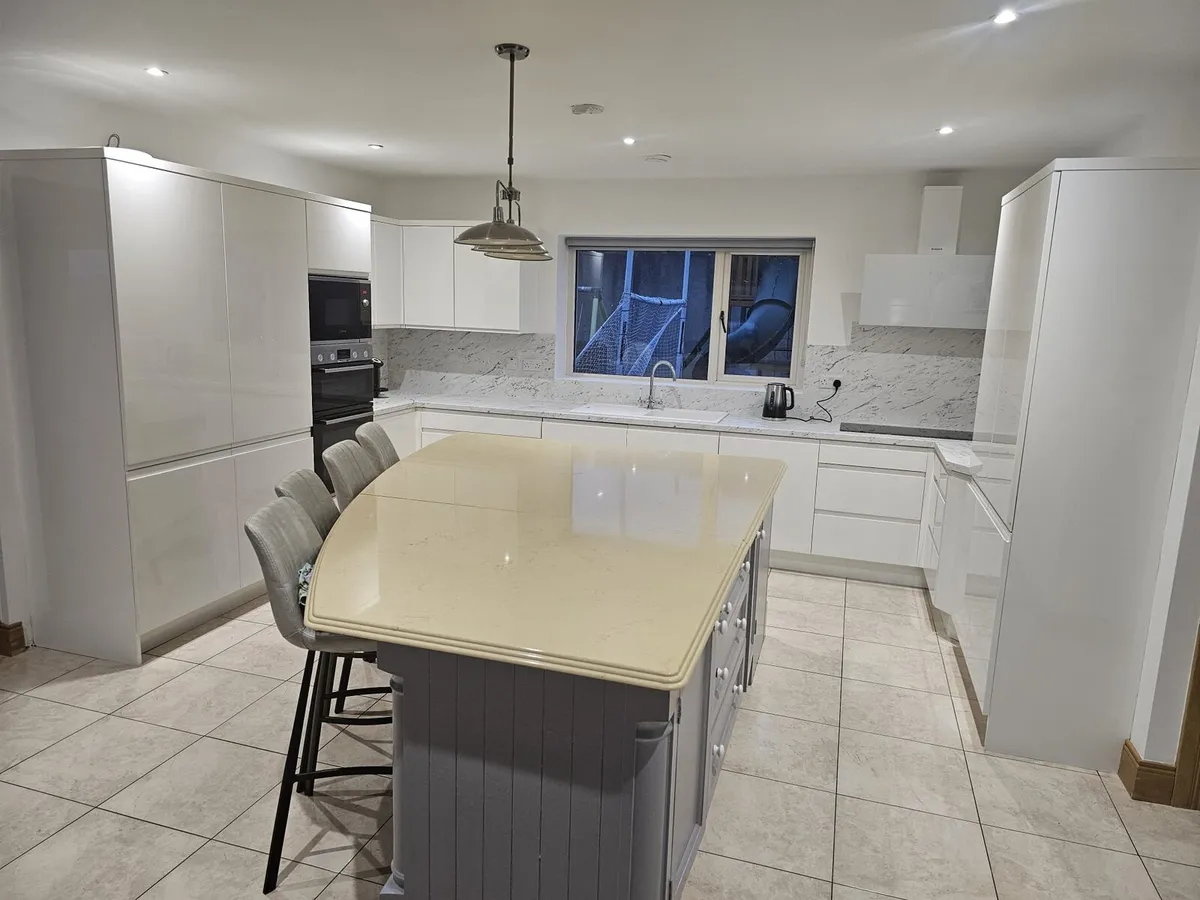 Kitchen Island - Image 1
