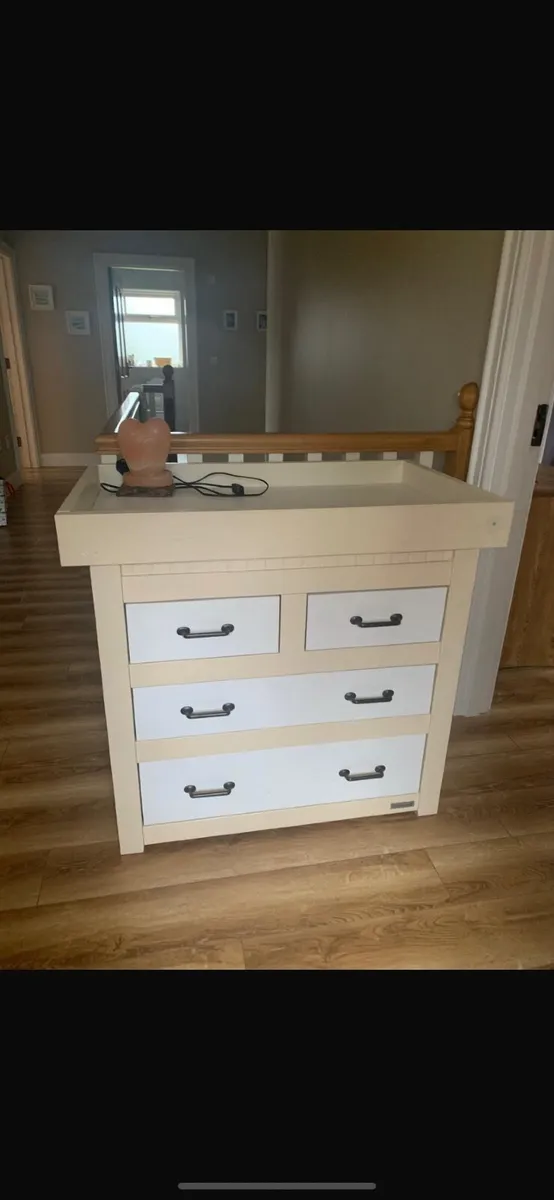 Changing table - Image 1