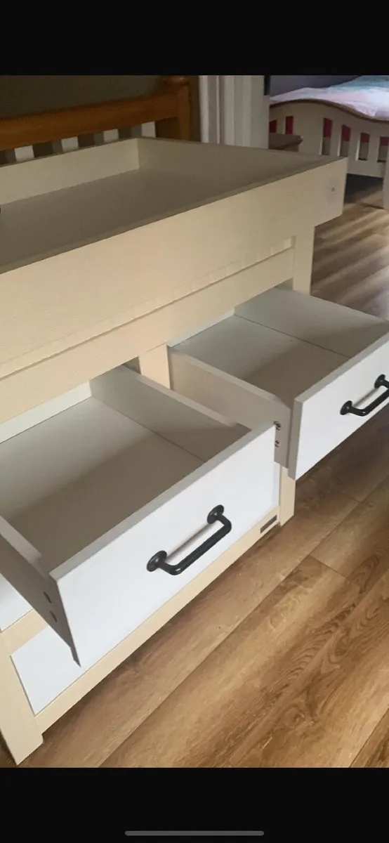 Changing table - Image 2