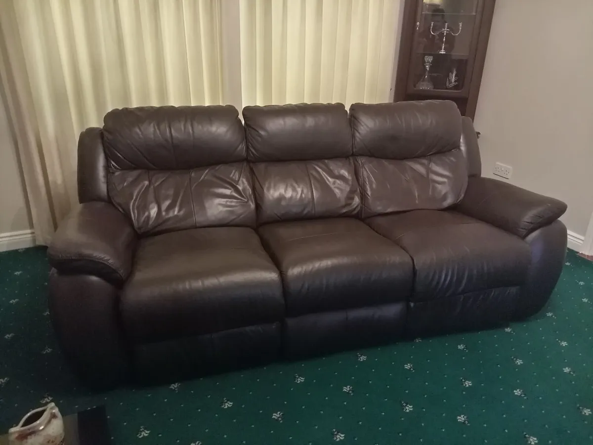 Couch Recliner Brown Leather. - Image 1