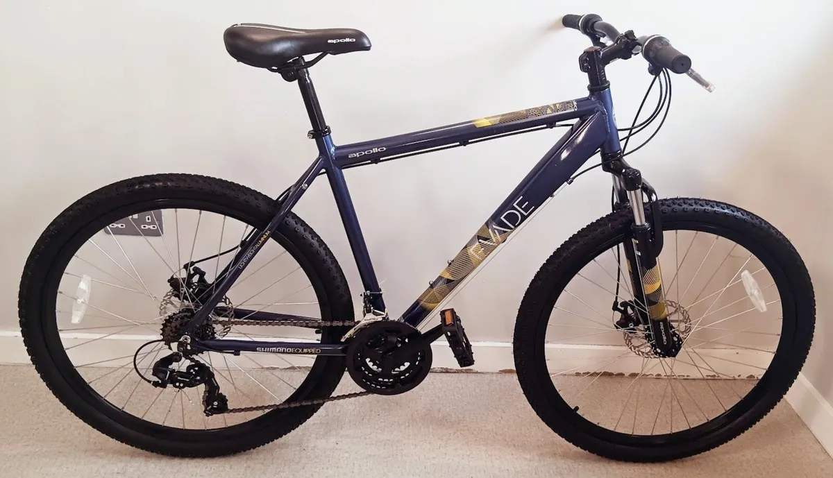Large disc mountain bike like new + lock - Image 1