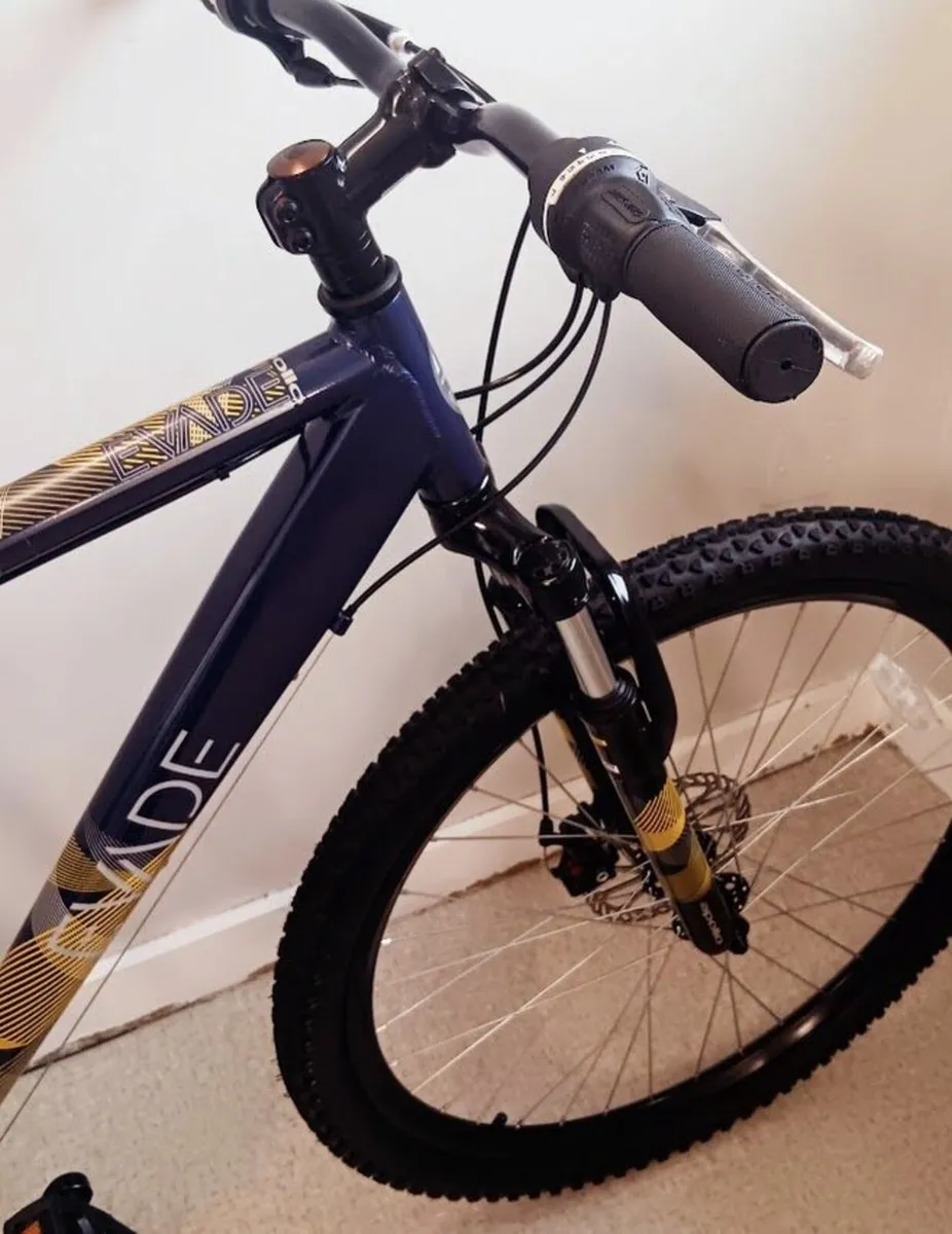 Large disc mountain bike like new + lock - Image 2