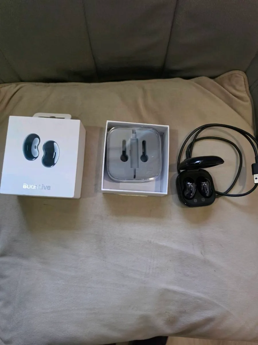 For sale Samsung Glaxy Ear buds - Image 2