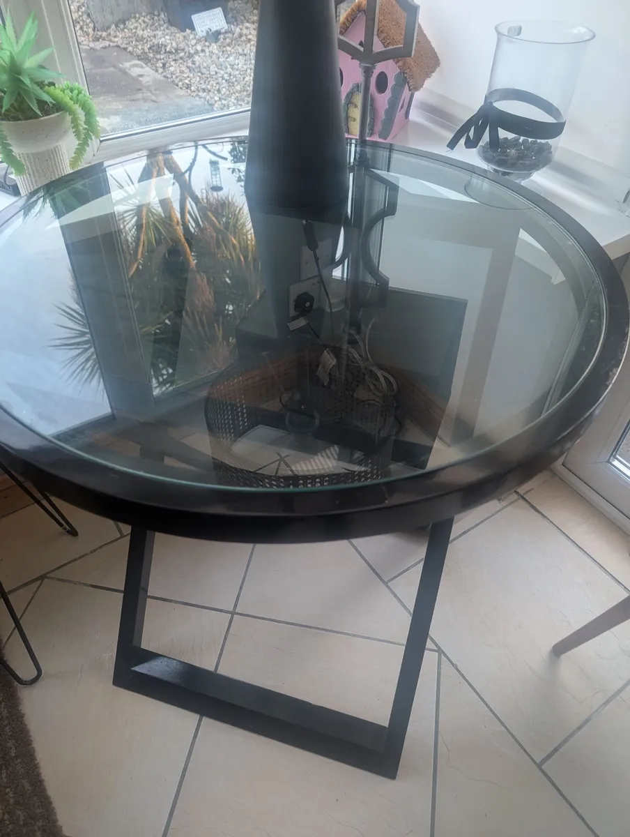 Meadows & Byrne Side table in perfect cond - Image 1