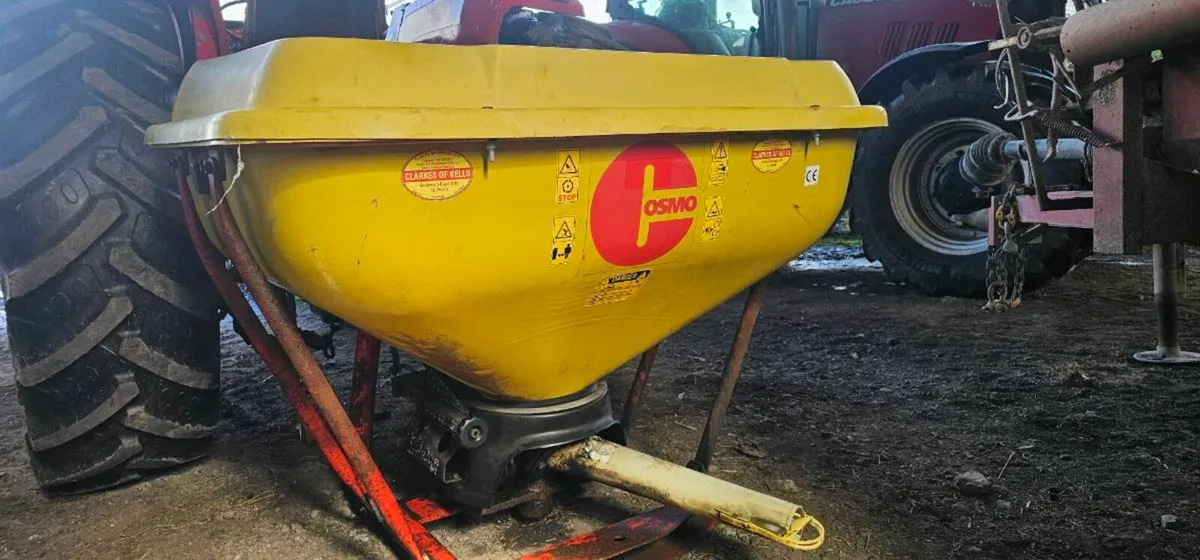Cosmo fertiliser spreader - Image 1