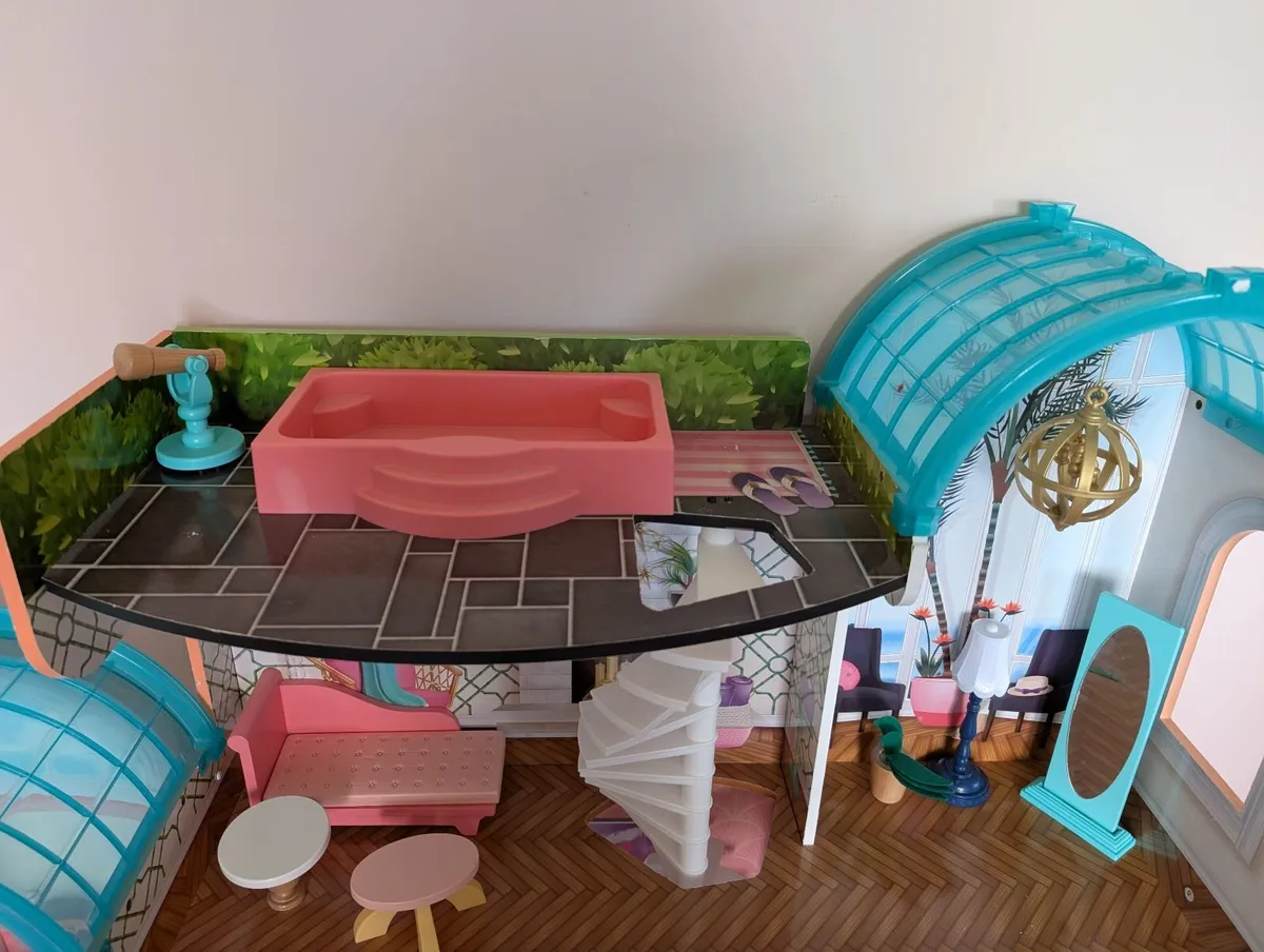 Large doll house with accessories - Image 2
